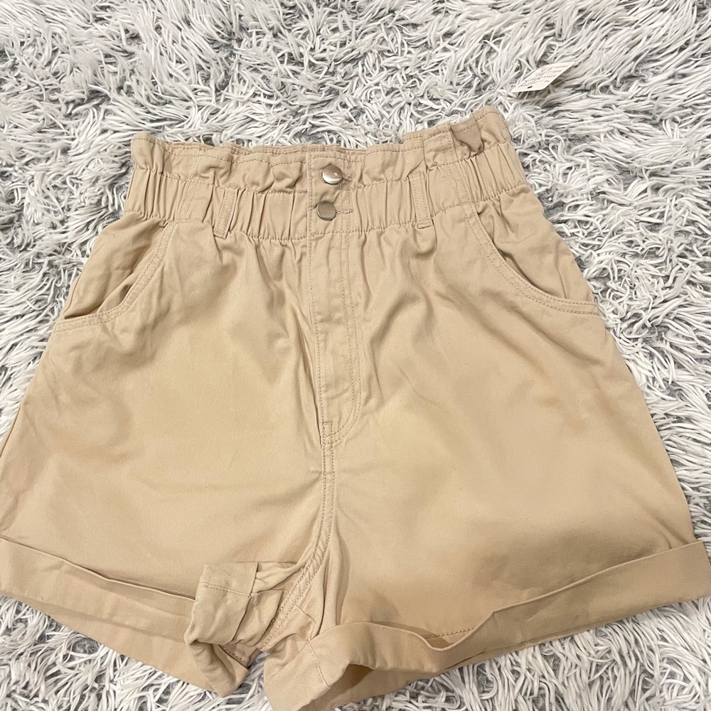 3/$20 ✨ H&M high waist chino shorts